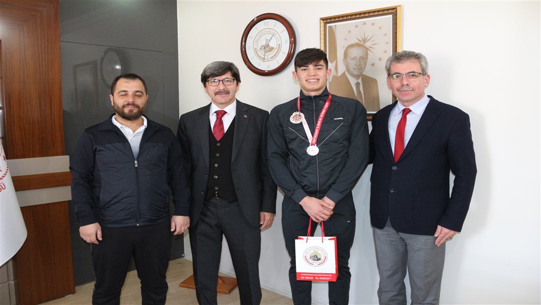 Başarılı Sporcumuz Milli Eğitim Müdürümüz Metin YALÇIN´ı Ziyaret Etti...