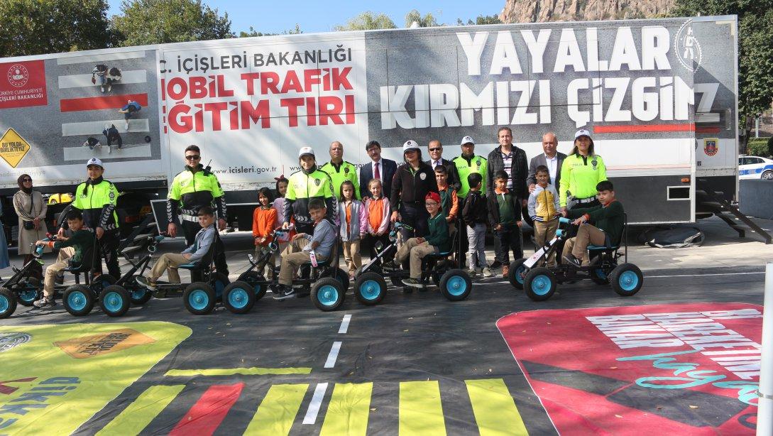 İl Milli Eğitim Müdürümüz Metin YALÇIN, Mobil Trafik Eğitim Tırı' nı Ziyaret Etti...