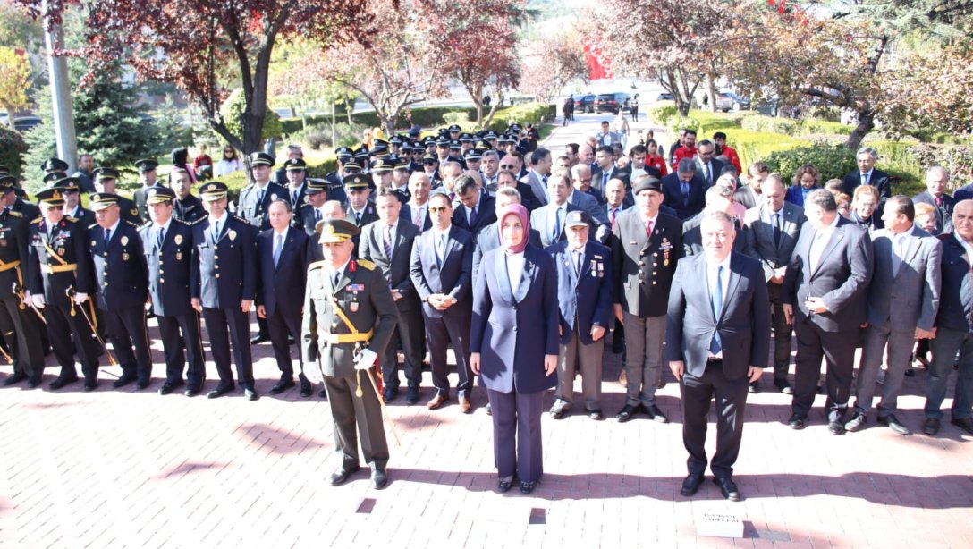 İl Millî Eğitim Müdürümüz Miraç Sünnetci, 29 Ekim Cumhuriyet Bayramı Çelenk Sunma Törenine Katıldı...